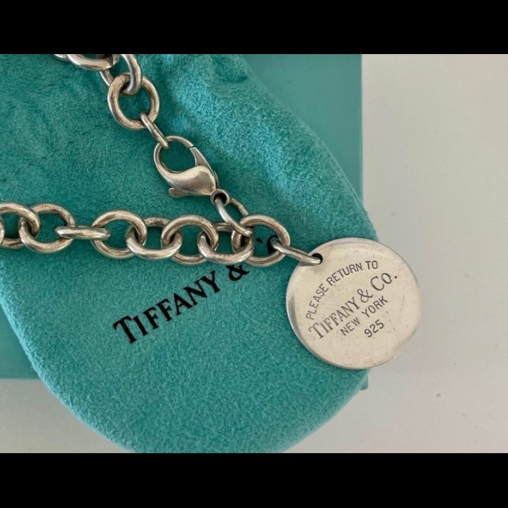 Tiffani bracelet, comes with jewelry pouch!